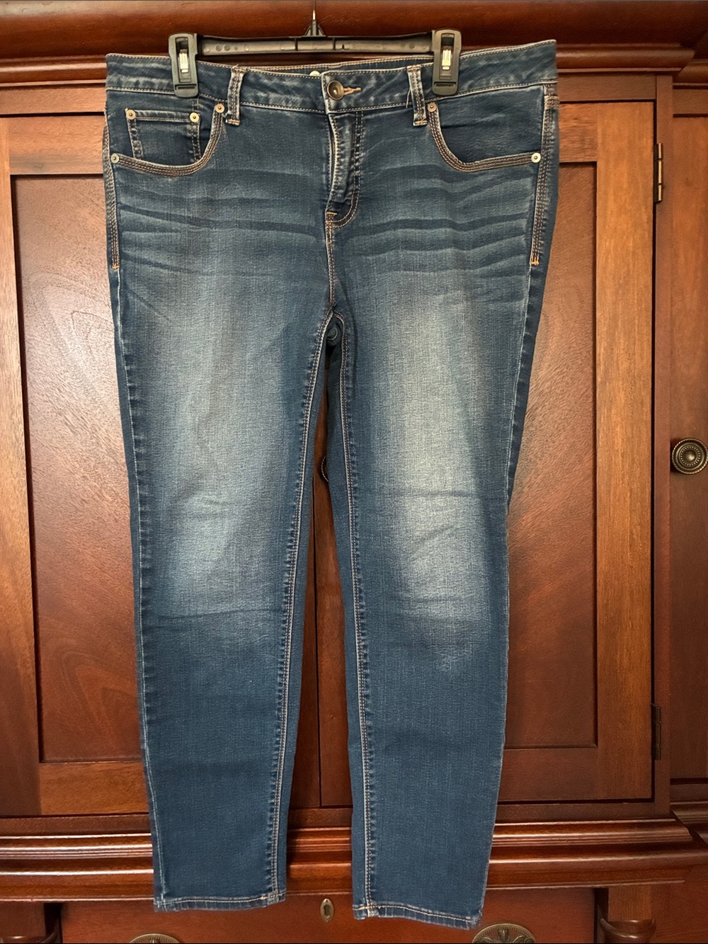 STYLUS Women's Skinny Jeans in Distressed Dark Blue